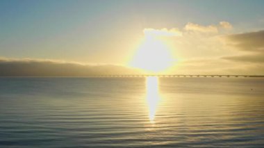 İHA 'nın birinci şahıs görüntüsü (FPV) ikonik Büyük Kemer Köprüsü' nü ufukta büyüleyici bir siluetle yakalıyor ve sabah gökyüzüne karşı görkemli bir varlık yaratıyor.