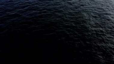 Bu büyüleyici drone görüntüsü hayranlık uyandıran geri çekilmeyi yakalıyor. Büyük Kemer Köprüsü 'nün görkemli varlığının büyüleyici bir perspektifini sunuyor.
