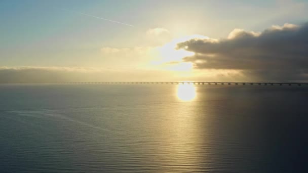 象徴的なグレートベルト橋の上空を優雅に漂う繊細な契約を撮影したドローンショット — ストック動画