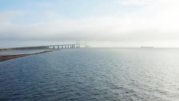 ドローンファーストパーソンビュー Fpv 穏やかな水を展示し 象徴的なグレートベルト橋の危険な魅力をフィーチャー — ストック動画