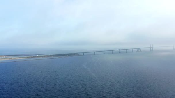 ドローンは左側にパンチし グレートベルト橋とその向こうにある魅力的な島との調和のとれたつながりを垣間見ることができます — ストック動画