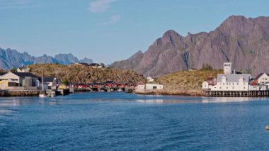 Bir feribottan çekilen pov, Lofoten ve Skrova Köyü 'nün büyüleyici manzaralarını yakalıyor.