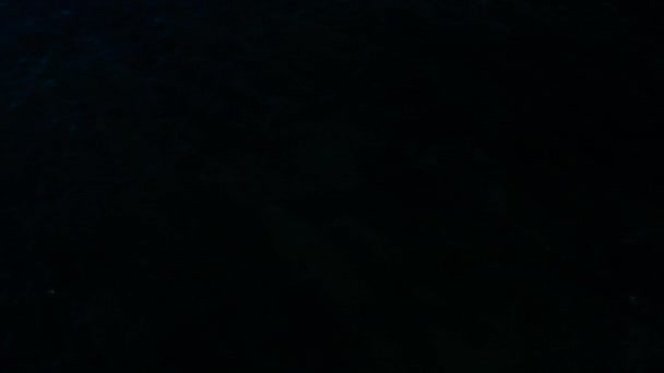Захоплюючий Нахил Дробу Плавно Переходячи Від Спокійних Блакитних Вод Острівну — стокове відео