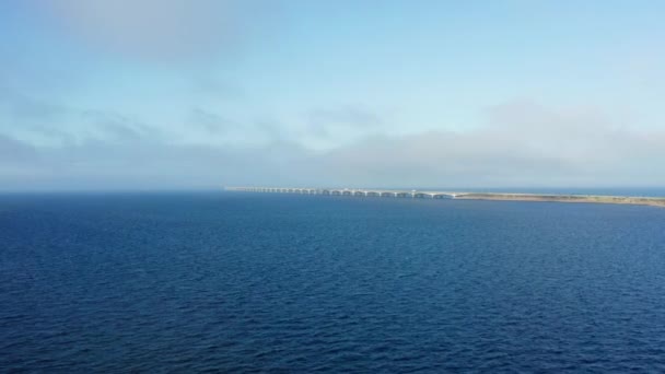 Беспилотник Исследует Обширность Открытого Моря Видом Мост Большого Пояса Вдалеке — стоковое видео
