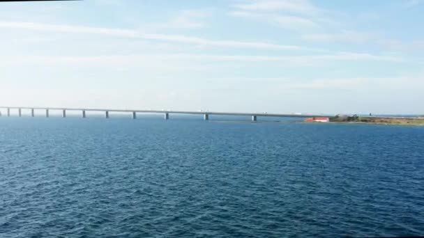 島にシームレスに接続する象徴的なグレートベルト橋を捉えたドローン — ストック動画