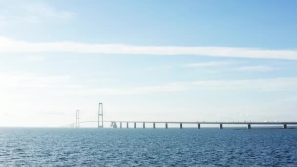 ドローンは広大な海の象徴的なグレートベルト橋から優雅に引き離します — ストック動画