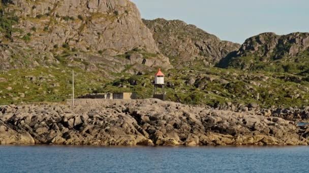 Pov Disparado Desde Ferry Capturando Faro Enclavado Abrazo Montañas Escarpadas — Vídeo de stock