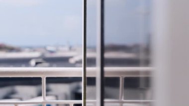 Yakından bakıldığında, demir parmaklıkları ve pencereleri aydınlatan bir feribotun ustalığını gösteriyor.