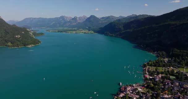 Wolfgang Gölü Nün Sakin Suları Alp Dağları Nın Zeminini Gösteren — Stok video
