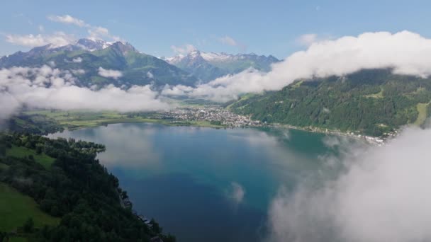 Drone Percorrendo Nuvens Captura Vida Beira Lago Zell See Áustria — Vídeo de Stock
