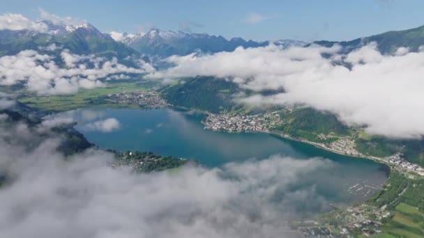 Drone Voador Aproxima Lentamente Cidade Zell See Pairava Sobre Nuvens — Vídeo de Stock