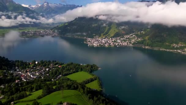 Zell Bulutların Arasında Uçan Bir Dronun Hızlandırılmış Görüntüsü Gölün Aşağısında — Stok video