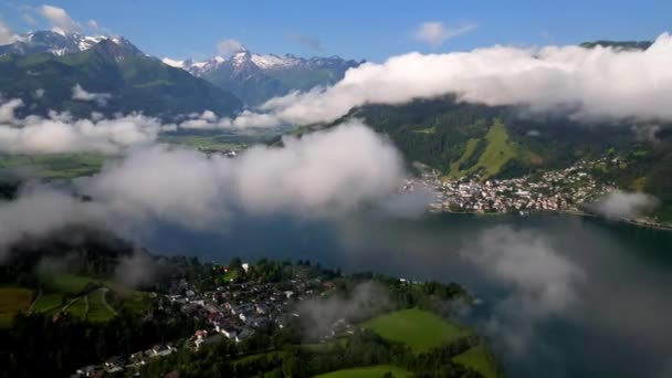 오스트리아의 Zell See 마을을 가로지르는 구름의 타임랩스 영상으로 조용한 호수와 — 비디오