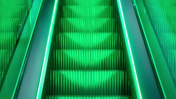 Primer Plano Basculante Escalones Escaleras Mecánicas Iluminados Verde Con Iluminación — Vídeos de Stock