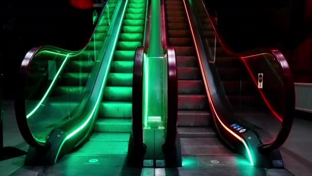 Yeşil Kırmızı Sarı Işıklarla Aydınlatılan Bir Çift Yürüyen Merdiven Renkli — Stok video
