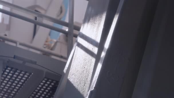 Düşük Açılı Bir Çekim Güneş Işığını Yakalar Bir Feribot Gemisinin — Stok video