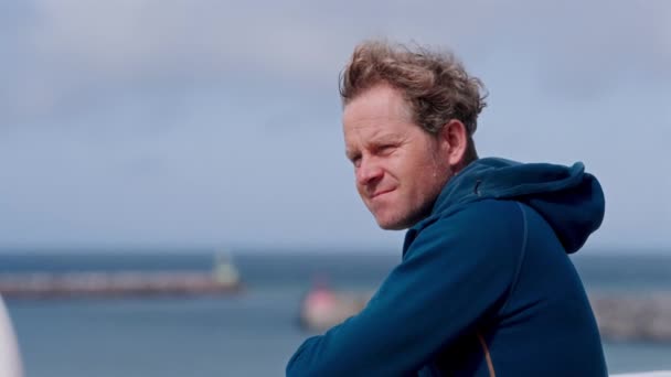 Een Man Die Verfrissende Bries Voelt Tijdens Een Ferry Avontuur — Stockvideo