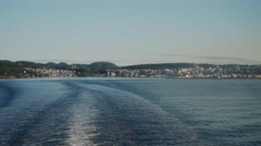 Hirtshals Limanı 'ndan zarif bir şekilde uzaklaşan feribottan büyüleyici bir görüntü.