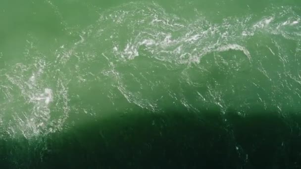 ポイントオブビューショットは静かな海にフェリーの影をキャプチャします — ストック動画