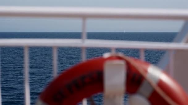 Размытый Спасательный Буй Установленный Корабле Установленный Против Обширного Холста Глубокого — стоковое видео
