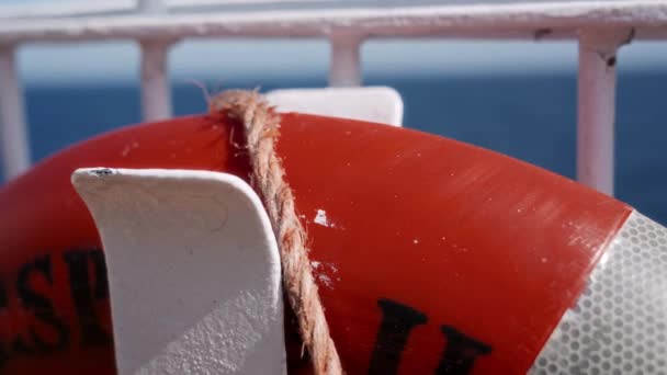 フェリーの金属製レールに海洋ロープを搭載したライフバイの詳細なビュー — ストック動画