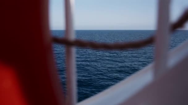 フェリー旅行でのぼやけた生命のブイのクローズアップショット 海の無限の広がりをフレーム — ストック動画