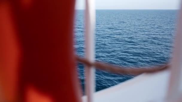 海の無限の広がりに対して フェリー旅行でぼやけた人生のブイのクローズアップショット — ストック動画