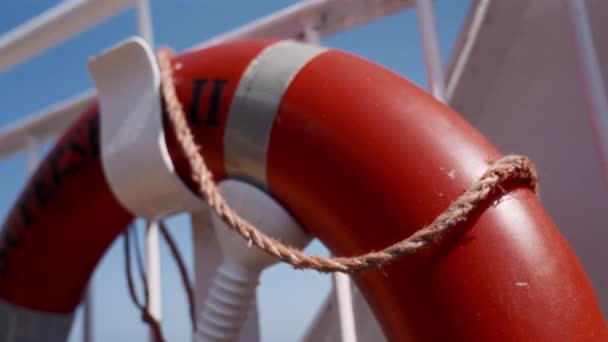 Detailní Záběr Záchranné Bóje Námořním Lanem Bezpečně Připevněným Bílém Zábradlí — Stock video