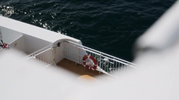 Высокоугольный Снимок Захвата Спасательного Буя Надежно Установленного Перилах Корабля Фоне — стоковое видео