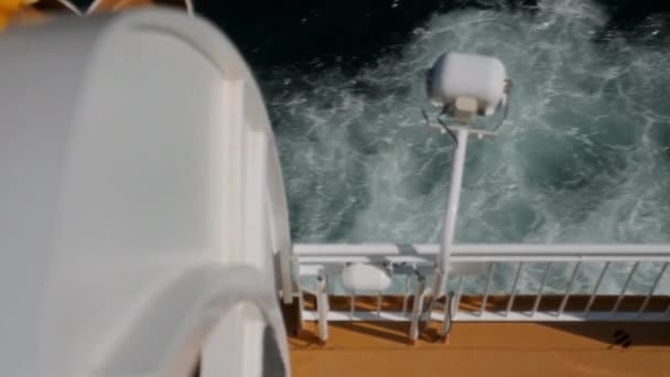 Mavi Denize Karşı Feribotun Güvertesindeki Projektörün Yüksek Açılı Görüntüsü — Stok video