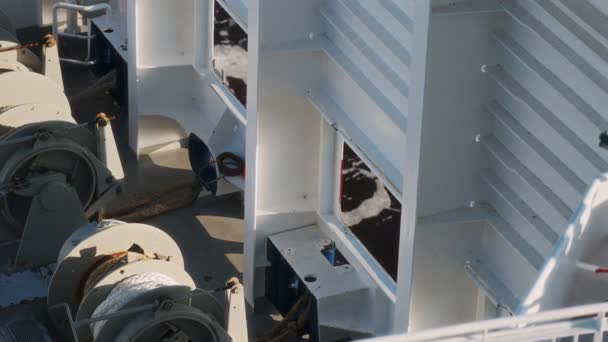 在帆船上展示系泊绞车的高角船用录像 — 图库视频影像