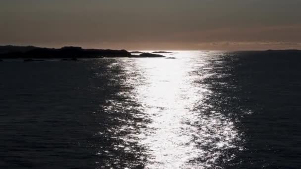 一个迷人的旅行镜头从渡口捕捉到一个风景如画的景致 阳光普照的海水优雅地环绕在轮廓清晰的岛屿周围 — 图库视频影像