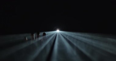 Büyüleyici karanlığın ortasında parlak beyaz ışık ışınları tarafından kucaklanan mistik dumandan zarif bir şekilde bir el belirir.