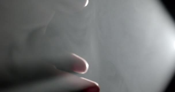 Ruka Jemně Sáhne Bílého Kouře Nasáklého Světlem Odtáhne Zanechá Sebou — Stock video