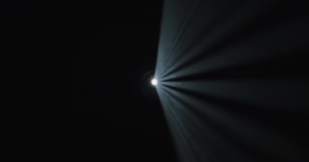 Uma Mão Graciosamente Agarra Luz Brilhante Meio Escuridão Envolvente — Vídeo de Stock