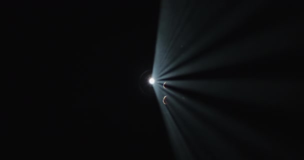 Les Doigts Déplacent Gracieusement Travers Rayonnement Lumière Blanche Milieu Obscurité — Video