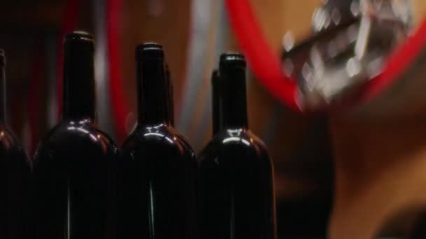 Nízkoúhlý Záběr Tmavě Zbarvených Lahví Vína Vinařství Blikajícími Světly Odrážejícími — Stock video