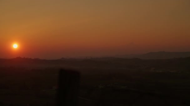 Захоплюючий Приплив Заходу Сонця Відтінки Апельсина Миють Над Виноградним Пейзажем — стокове відео