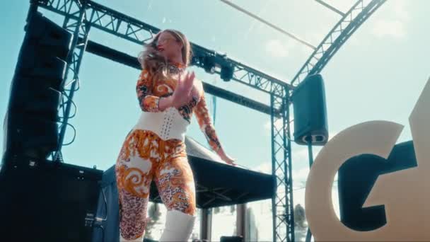 재능있는 댄서를 세련된 선글라스에 콘서트 무대에서 매혹적인 움직임을 — 비디오
