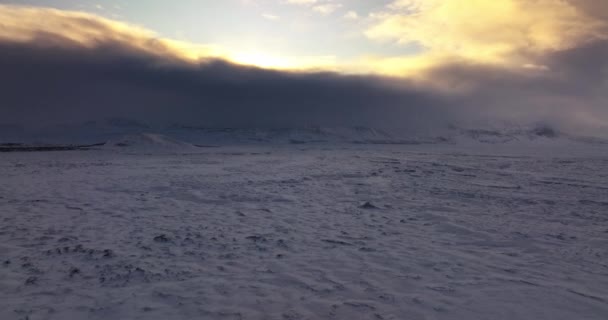 Egy Hatalmas Nyitott Téli Táj Hegyekkel Távolban Hótakaróval Nehéz Sűrű — Stock videók