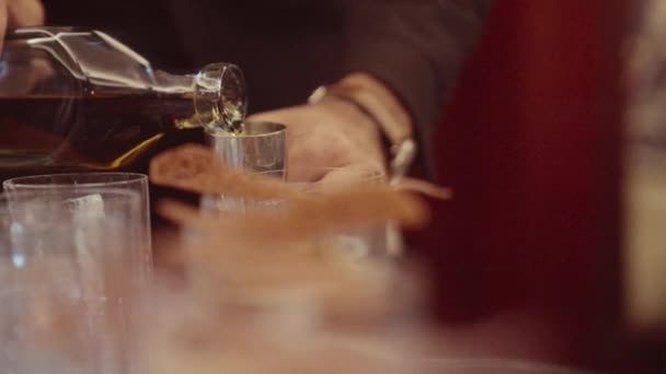 Eine Nahaufnahme Zeigt Einen Bediener Wie Whisky Aus Einer Metallpuppe — Stockvideo