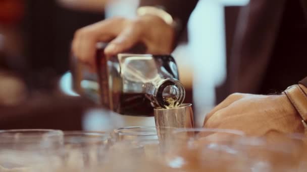 Närbild Persons Händer Häller Whisky Från Metall Jigger Små Glas — Stockvideo