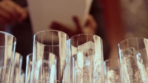 Birkaç Bardağı Buz Küpüyle Doldurmak Için Gümüş Buz Maşası Kullanan — Stok video