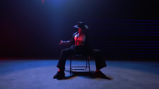 Kusursuz Bir Şekilde Yaklaşan Bir Kamerası Siyah Şapkalı Bir Kadını — Stok video