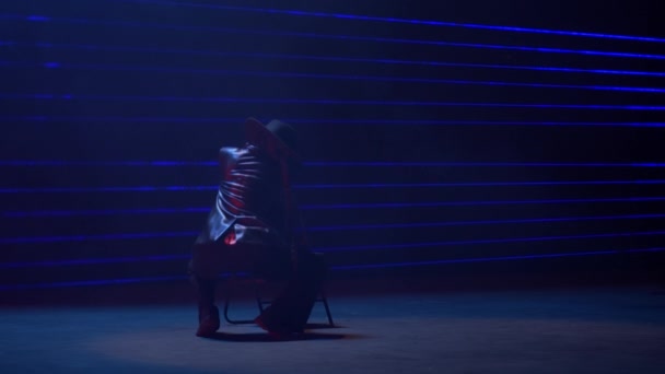Úplný Statický Záběr Zachycuje Ženu Oblečenou Stylovém Černém Obleku Tančící — Stock video