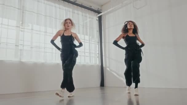 Två Kvinnor Visar Upp Sina Synkroniserade Dansrörelser Med Elegans Och — Stockvideo