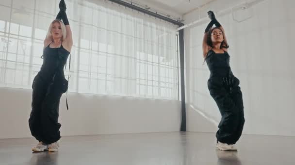 Захватывающее Танцевальное Представление Участием Двух Женщин Черных Костюмах Проходящее Рамках — стоковое видео