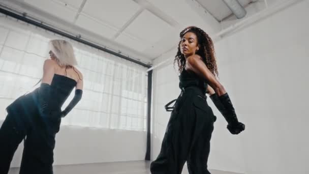Een Low Angle Shot Vangt Twee Vrouwen Die Dynamische Bewegingen — Stockvideo