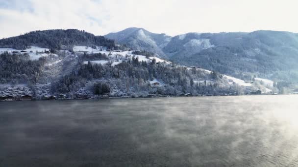 Drone Approche Paysage Hivernal Avec Grand Lac Brumeux Premier Plan — Video