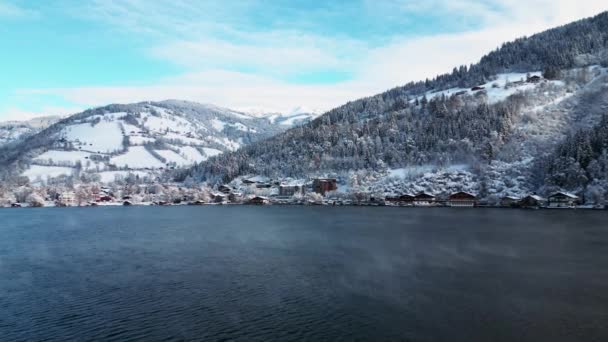 Drone Survole Grand Lac Avec Une Légère Brume Élevant Alors — Video